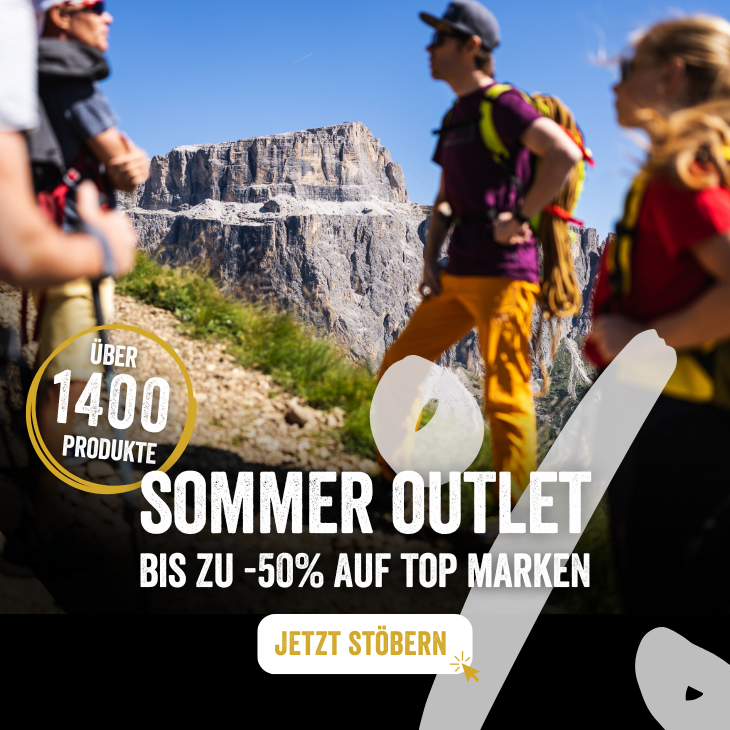 Sommerlicher Outdoor-Werbebanner mit Wandergruppe vor Bergkulisse und Hinweis auf über 1400 Produkte im Sommer-Outlet mit bis zu 50 % Rabatt auf Top-Marken. Button mit Aufschrift 'Jetzt stöbern'.